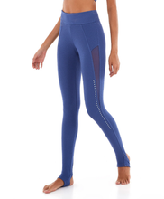 Laden Sie das Bild in den Galerie-Viewer, Model Front: Alto Giro Fitness Bas Legging Staff Com Tule E Silk Azul Movement