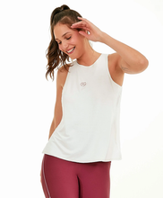 Laden Sie das Bild in den Galerie-Viewer, Model Front: Alto Giro Fitness Haut Ragata Radiosa Abertura Costas Off White