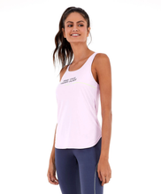 Laden Sie das Bild in den Galerie-Viewer, Model Front: Alto Giro Fitness Haut Regata Skin Fit Inspiracionais Rosa Soft