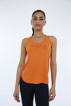 Laden Sie das Bild in den Galerie-Viewer, Model Front: Alto Giro Fitness Haut Regata Skin Fit Inspiracional Laranja Orangeade