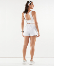 Laden Sie das Bild in den Galerie-Viewer, Model Back: Alto Giro Fitness Bas Shorts Bahamas Branco