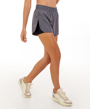 Laden Sie das Bild in den Galerie-Viewer, Model Front: Alto Giro Fitness Bas Shorts Tecnospan Abertura Lateral Cinza Chumbo