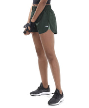 Laden Sie das Bild in den Galerie-Viewer, Model Front: Alto Giro Fitness Bas Shorts Tecnospan Verde Militar