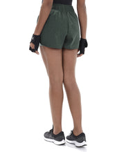 Laden Sie das Bild in den Galerie-Viewer, Model Back: Alto Giro Fitness Bas Shorts Tecnospan Verde Militar