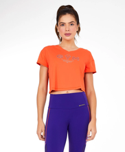 Laden Sie das Bild in den Galerie-Viewer, Model Front: Alto Giro Fitness Haut T-Shirt Cropped Skin Fit Gym Laranja Pitanga