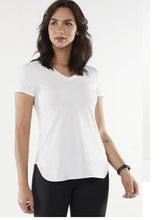 Laden Sie das Bild in den Galerie-Viewer, Model Front: Alto Giro Fitness Haut T-Shirt Skin Fit Alongada Gola V Branco