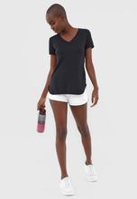 Laden Sie das Bild in den Galerie-Viewer, Image 04: Alto Giro Fitness Haut T-Shirt Skin Fit Alongada Gola V Preto