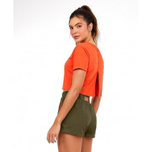 Laden Sie das Bild in den Galerie-Viewer, Model Back: Alto Giro Fitness Haut T-Shirt Skin Fit Cropped 1983 Laranja Pitanga