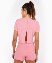 Laden Sie das Bild in den Galerie-Viewer, Model Back: Alto Giro Fitness Haut T-Shirt Skin Fit Cropped 1983 Rosa Icing