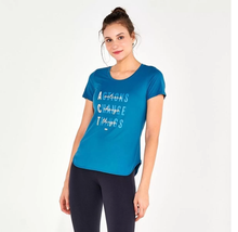 Laden Sie das Bild in den Galerie-Viewer, Model Front: Alto Giro Fitness Haut T-Shirt Skin Fit Frases Inspiracionais Verde Strong