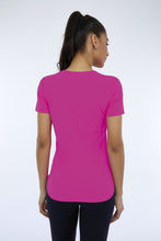 Laden Sie das Bild in den Galerie-Viewer, Model Back: Alto Giro Fitness Haut T-Shirt Skin Fit Inspiracionais Pink Choque