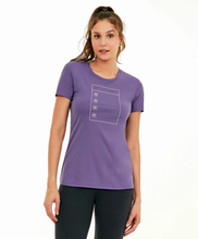 Laden Sie das Bild in den Galerie-Viewer, Model Front: Alto Giro Fitness Haut T- Shirt Skin Fit Inspiracional Roxo Potion