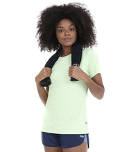 Laden Sie das Bild in den Galerie-Viewer, Model Front: Alto Giro Fitness Haut T-Shirt Skin Fit Rolete Costas Verde Joy