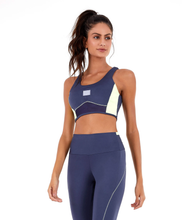 Laden Sie das Bild in den Galerie-Viewer, Model Front: Alto Giro Fitness Haut Top Blackout Recorte Tela Cinza Odyssey