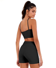 Laden Sie das Bild in den Galerie-Viewer, Model Back: Alto Giro Fitness Haut Top Blakout Soft Preto