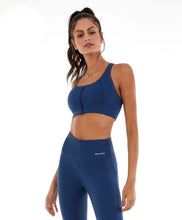 Laden Sie das Bild in den Galerie-Viewer, Model Front: Alto Giro Fitness Haut Top Bodytex Ii Abertura Com Ziper Azul Ocean