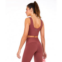 Laden Sie das Bild in den Galerie-Viewer, Model Back: Alto Giro Fitness Haut Top Bodytex Ii Com Laser Marrom Mahogany