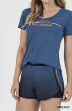 Laden Sie das Bild in den Galerie-Viewer, Model Front: Alto Giro Fitness Haut Top Fit Rajado