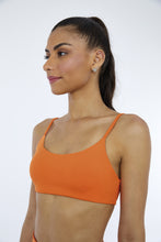Laden Sie das Bild in den Galerie-Viewer, Model Front: Alto Giro Fitness Haut Top Hyper Costas Decotada Laranja Orangeade