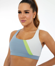 Laden Sie das Bild in den Galerie-Viewer, Model Front: Alto Giro Fitness Haut Top Hyper Recorte Diagonal E Refletivo Cinza Wind