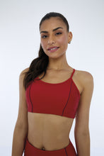 Laden Sie das Bild in den Galerie-Viewer, Model Front: Alto Giro Fitness Haut Top Hyper Recortes Atlanta Vermelho Haute Red