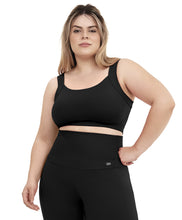Laden Sie das Bild in den Galerie-Viewer, Model Front: Alto Giro Fitness Haut Top Supplex Alcas Plus Preto