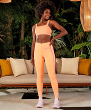 Laden Sie das Bild in den Galerie-Viewer, Model Front: Alto Giro Fitness Haut Top Verticale Detalhe Tiras Laranja Gym