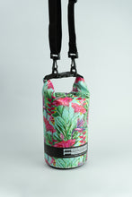 Laden Sie das Bild in den Galerie-Viewer, Model Back: Feelfree Sac De Plage Dry Tube 1,5L Tropical Harmony Mint
