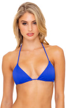 Laden Sie das Bild in den Galerie-Viewer, Model Front: Luli Fama Haut Top Seamless Blue My Mind Orillas