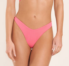 Laden Sie das Bild in den Galerie-Viewer, Model Front: Maaji Bas Bottom Lipstick Rose Dainty Splendour