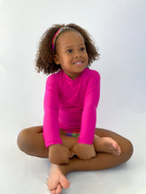 Laden Sie das Bild in den Galerie-Viewer, Model Front: Rio De Sol T-Shirt Amaranto Rash-Guard Kids