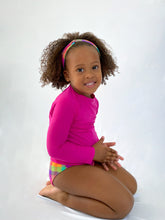 Laden Sie das Bild in den Galerie-Viewer, Model Back: Rio De Sol T-Shirt Amaranto Rash-Guard Kids