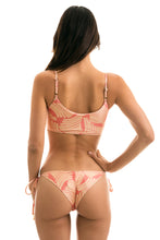 Laden Sie das Bild in den Galerie-Viewer, Model Back: Rio De Sol Ensemble Banana Rose Bra
