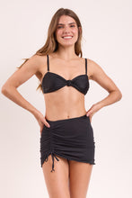 Laden Sie das Bild in den Galerie-Viewer, Model Front: Rio De Sol Jupe De Page Black Mini Skirt Ruched