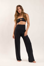 Laden Sie das Bild in den Galerie-Viewer, Model Front: Rio De Sol Pantalon De Plage Black Pants Knot