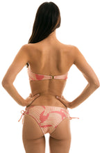 Laden Sie das Bild in den Galerie-Viewer, Model Back: Rio De Sol Bas Bottom Banana Rose Bandeau