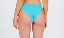 Laden Sie das Bild in den Galerie-Viewer, Model Back: Rio De Sol Bas Bottom Breeze Essential-Comfy