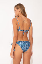 Laden Sie das Bild in den Galerie-Viewer, Model Back: Rio De Sol Bas Bottom Chuva Gisele