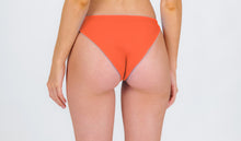Laden Sie das Bild in den Galerie-Viewer, Model Back: Rio De Sol Bas Bottom Light-Peach Essential-Comfy