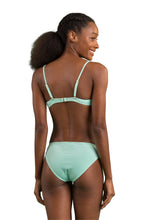 Laden Sie das Bild in den Galerie-Viewer, Model Back: Rio De Sol Bas Bottom Malibu-Menta Essential-Comfy