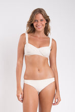 Laden Sie das Bild in den Galerie-Viewer, Model Front: Rio De Sol Bas Bottom Malibu-Natural Essential-Comfy