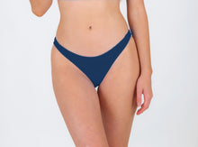 Laden Sie das Bild in den Galerie-Viewer, Model Front: Rio De Sol Bas Bottom Navy Essential-Comfy