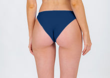Laden Sie das Bild in den Galerie-Viewer, Model Back: Rio De Sol Bas Bottom Navy Essential-Comfy