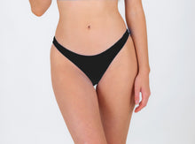 Laden Sie das Bild in den Galerie-Viewer, Model Front: Rio De Sol Bas Bottom Nero Essential-Comfy