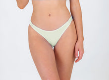 Laden Sie das Bild in den Galerie-Viewer, Model Front: Rio De Sol Bas Bottom Off-White Essential-Comfy