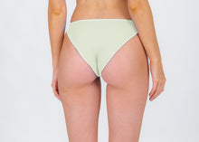 Laden Sie das Bild in den Galerie-Viewer, Model Back: Rio De Sol Bas Bottom Off-White Essential-Comfy