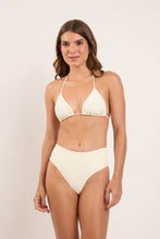 Laden Sie das Bild in den Galerie-Viewer, Model Front: Rio De Sol Bas Bottom Off-White Hotpants