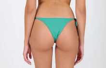 Laden Sie das Bild in den Galerie-Viewer, Model Back: Rio De Sol Bas Bottom Opal Ibiza