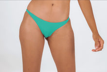 Laden Sie das Bild in den Galerie-Viewer, Model Front: Rio De Sol Bas Bottom Opal Leblon-Fio