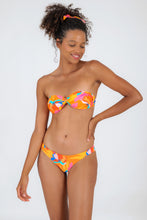 Laden Sie das Bild in den Galerie-Viewer, Model Front: Rio De Sol Bas Bottom Orange-Bloom Nice